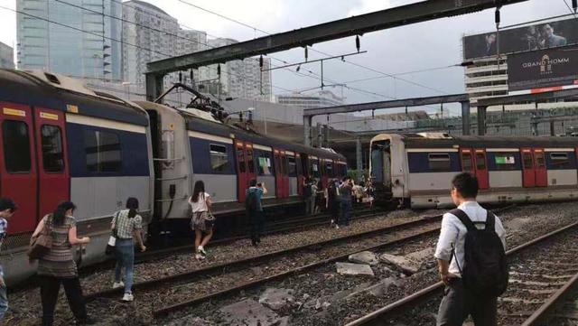 港鐵列車出軌 車廂斷開(kāi)兩截列車車門飛脫