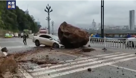 宜賓山體滑坡過(guò)路車(chē)輛被巨石砸中 車(chē)頭被砸扁萬(wàn)幸駕駛員無(wú)礙